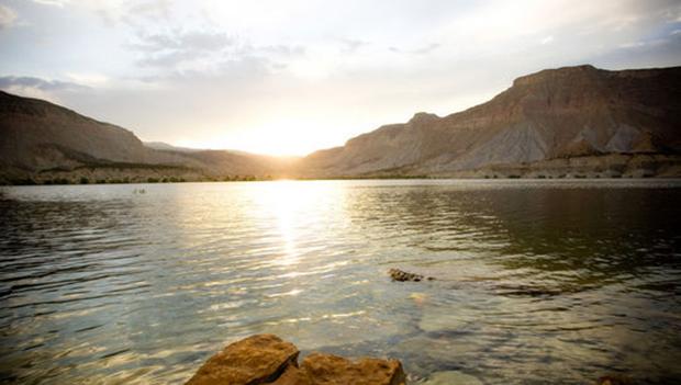 Sunrise at the reservoir in Millsite State Park